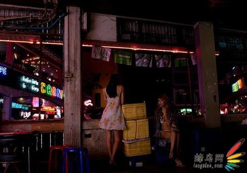 舞女坐在Nana广场的一楼阳台上。