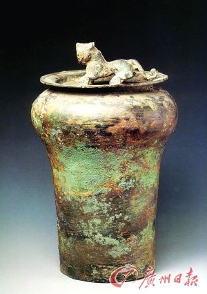 虎钮铜?于，西汉，传四川省成都市出土，高59厘米，打击乐器。