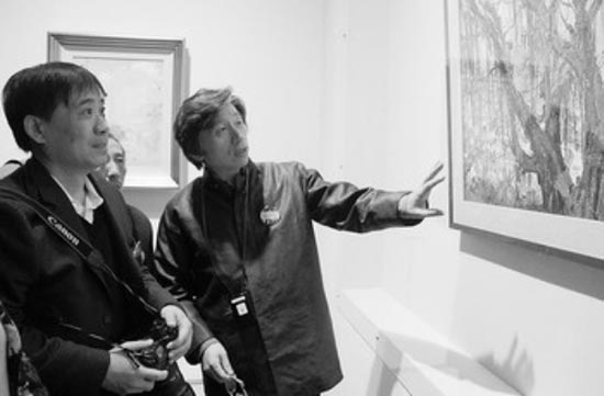 中国美术馆馆长范迪安在为参观者介绍吴冠中先生的作品。