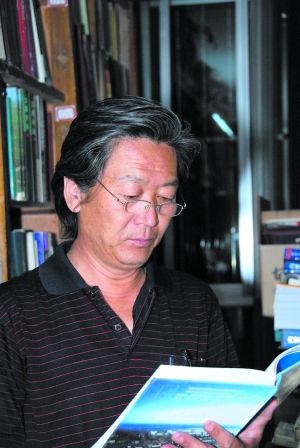 邢野在查找资料。