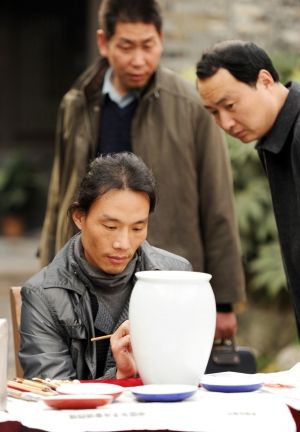 胡达民现场制作陶瓷画 包娟 摄