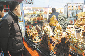 图文：天津新年珠宝展开幕 “龙”元素成看点