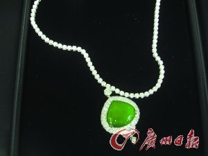 被查获的翡翠饰品。