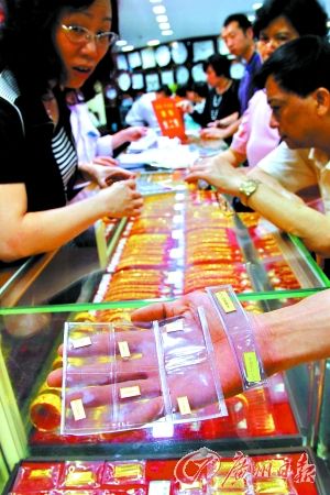 五一，广州东山百货大楼黄金专柜，广州市民瞅准了时机，果断出手。