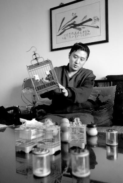 这小伙秋冬耍虫春夏养鸟