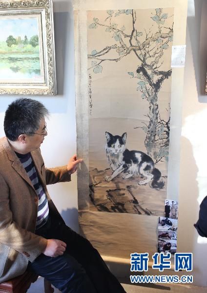 12月27日，宜兴市民卫先生（收藏者）在悲鸿故居艺术馆欣赏徐悲鸿国画《树和猫》