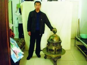 陈和平和他收藏的古董本报记者 鲁蒙海摄影
