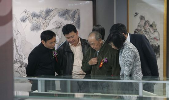 国家文物局博物馆司副司长张建新（左一）和国家文物鉴定委员会主任傅熹年（右二）观展