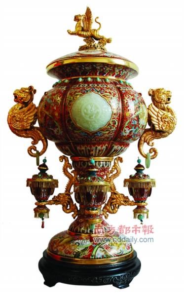 展出了张同禄从上世纪七十年代以来各个时期的八十件代表作品，这也是迄今为止景泰蓝在广州最高水平的展示。