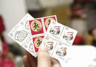 1987年和1999年兔票。 记者 伍席同 摄