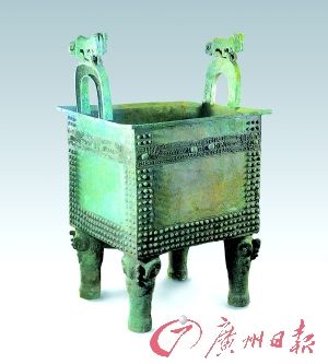 商中期的虎耳方鼎 （丁孟 供图）