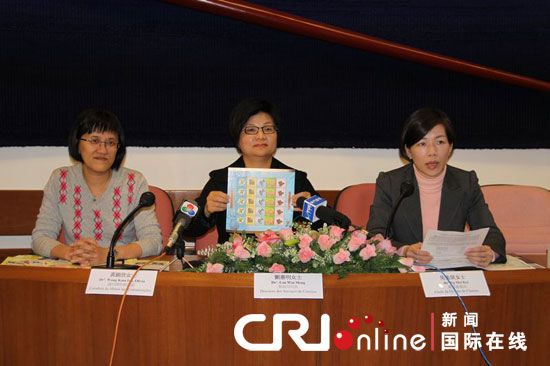 澳门邮政局局长刘惠明女士向记者展示新推出的兔年邮品