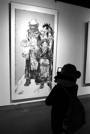 观众在欣赏中国画作品《皑皑的雪城》