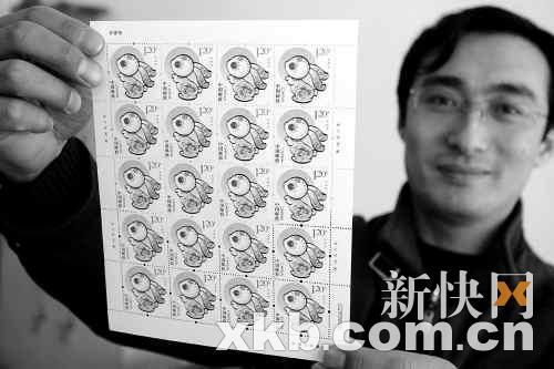 工作人员展示即将发行的《辛卯年》（兔年）特种邮票。 CFP供图