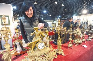 图为琳琅满目的展品吸引收藏爱好者驻足。本报记者王欣鹏摄