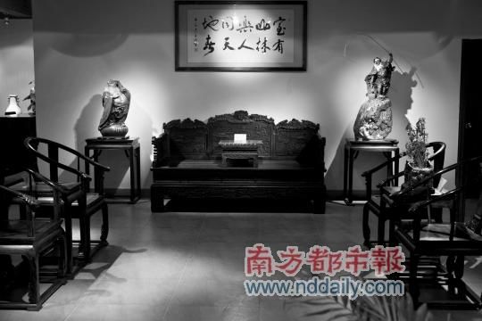 木桌椅迎面扑来，视野完全被古香古色所侵占。 