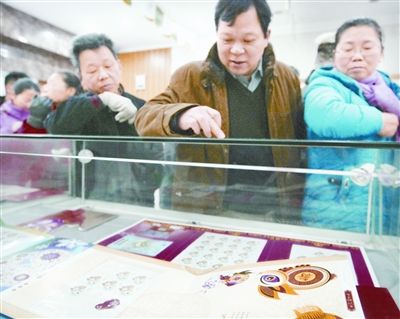 1月5日清早，许多长沙市民来到邮局购买兔年生肖邮票。当日，中国邮政发行《辛卯年》（兔年）特种邮票一套1枚，面值1.2元，小本票1本。 本报记者 刘尚文 摄 