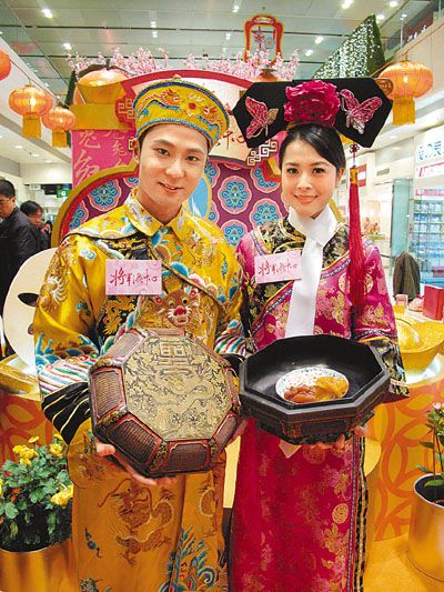 清乾隆的御用全盒“清代彩漆描金青龙捧圣字纹八角盒”，价值达130万元。图片来源：香港文汇报