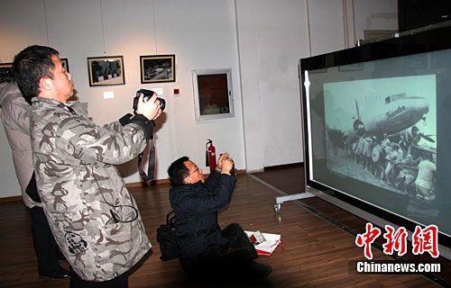 美国国家档案馆收藏中缅印抗日战场图片展在京展出，观众踊跃。王保胜 摄