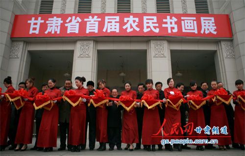 人民网兰州1月19日电（朱师良）新春临近，一场展示新农村建设成就，彰显农民艺术风采的首届农民书画展1月19日上午在甘肃省博物馆开展。