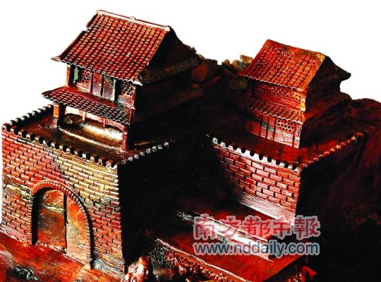 金丝楠木雕刻的《清明上河图》栩栩如生。
