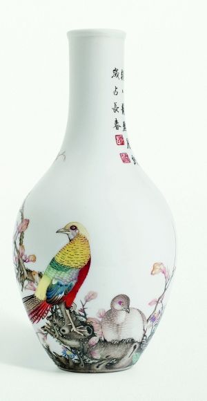 清乾隆御制珐琅彩“古月轩”题诗“锦鸡花石”图胆瓶，估价逾1.8亿港元