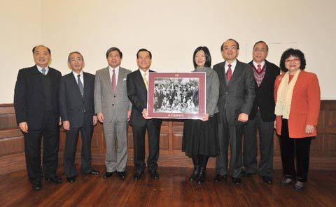 图示（左起）孙中山先生侄曾孙孙必达、孙中山先生友人宫崎寅藏之曾孙宫崎黄石、日本熊本县知事蒲岛郁夫、荒尾市市长前?淳治、孙中山纪念馆馆长翁怡、日本驻港总领事隈丸优次、尤列曾孙尤迪桓及前民政事务局常任秘书长尤曾嘉丽。