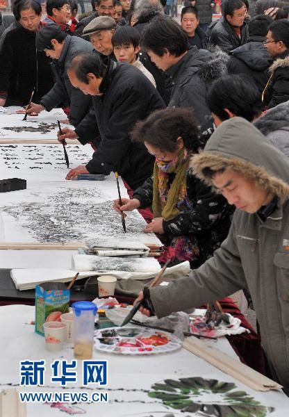 2月15日，来自西安各界的书画家在现场作画。
