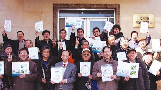 图为昨天北京市集邮协会会员在领到会员特供邮品后笑逐颜开。(记者 王宏伟 摄影)