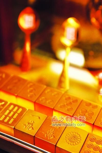 国内首套黄铜麻将，此番也亮相奢侈品展。 