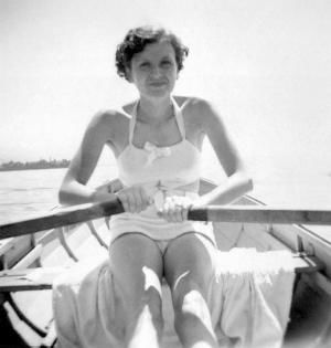 1937年，爱娃穿泳装划船