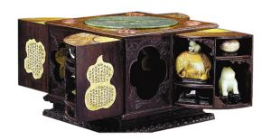 清乾隆 紫檀多宝格方匣(内附珍玩30件) 　长25公分，宽25公分，高21公分  (资料图片)