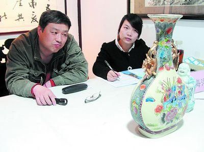 故宫博物院文物鉴定专家宋海洋（左）在为市民带来的宝贝“掌眼”。黎铁桥摄