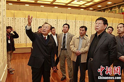 全国政协副主席郑万通参观展览。王保胜 摄