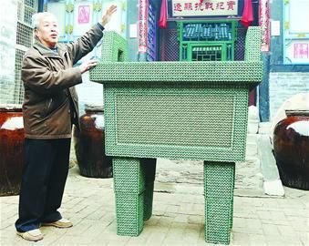 4月1日，王艾甫在向参观者介绍“开元盛鼎”作品。 
