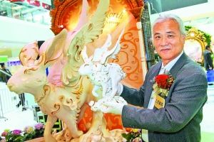 图为台湾白瓷大师沈享荣在香港展示作品。(香港中通社 供图)