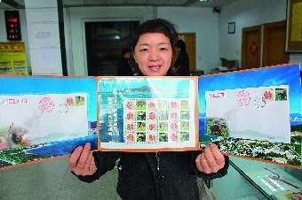 买到首日封的集邮爱好者展示“宝贝儿”。 本报记者 侯书楠 摄