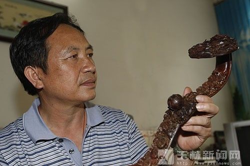 黄恒伟对藏品《如意》爱不释手。