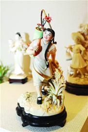 上世纪50年代的牙雕作品《女技术员》。 