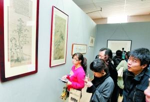 顺治皇帝作品拍卖底价180万，吸引众人目光 本报记者 惠禾 摄