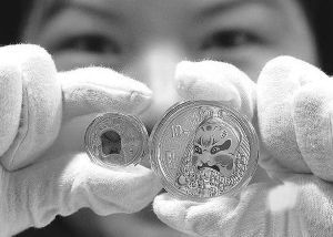 图为工作人员在展示中国京剧脸谱彩色金银纪念币(第2组) 新华社发