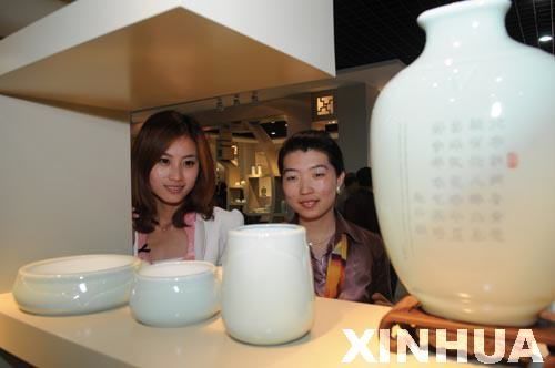 市民在欣赏鲁青瓷作品