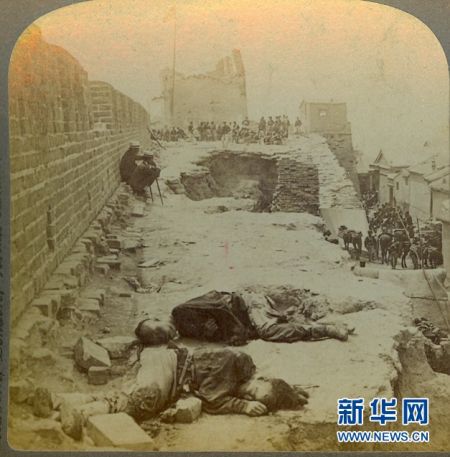 这张照片1900年7月14日摄于天津南城墙，八国联军包围天津城，地上躺着被炮弹炸死的中国人。新华社发 