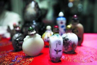 黄振强收藏了近300个鼻烟壶，从清代到民国时期的都有。邱晓峰 摄