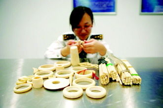 图为海关查获的象牙制品。蔡岩红摄