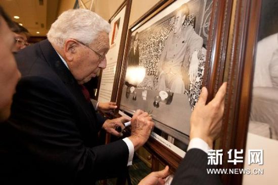 6月6日，基辛格在1971年秘密访华时与周恩来总理会面的新华社照片上签名。 新华社记者 朱炜