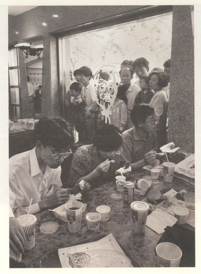 1994年5月28日，上海浦东东昌路，新开张的肯德基餐厅窗外，市民望着里面的人就餐。这是浦东第一家肯德基。