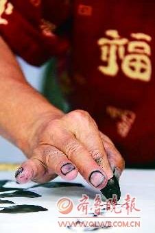 作画写书法时轻盈的手指。