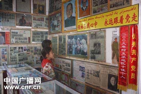 收藏室的墙上挂满了各类红色藏品