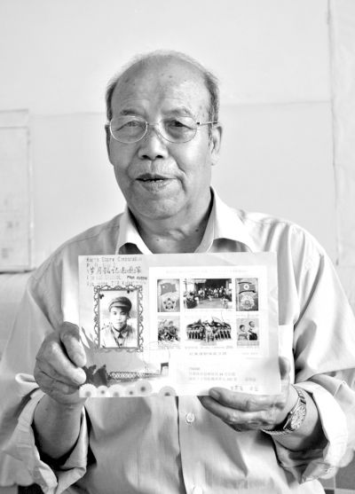6月15日，郑华国老人在展示朝鲜政府于2010年寄给他的抗美援朝纪念信封。